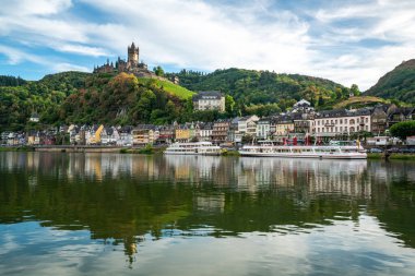 Cochem Kalesi 'nin büyüleyici manzarasını keşfedin ve büyüleyici nehir kenarı köyünü, canlı yaz renklerinde yakalayın..