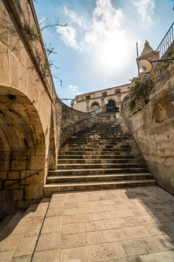 Sicilya, İtalya 'nın tarihi sokaklarında güneşle yıkanan güzel taş merdivenleri keşfedin..