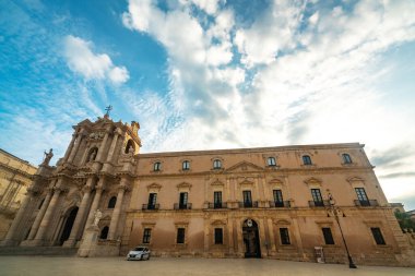 Sicilya 'nın nefes kesici Barok mimarisini keşfedin, çarpıcı dış görünüşü ve canlı gökyüzünün altındaki karmaşık detayları yakalayın..