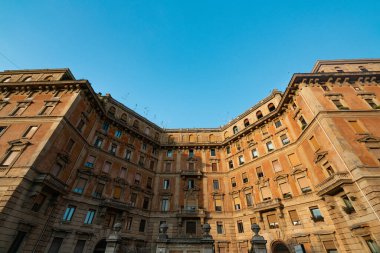 Roma 'nın tarihi mimarisinin güzelliğini bu eşsiz açıyla yakalayın, parlak mavi gökyüzüne karşı karmaşık tasarımlar sergileyin..