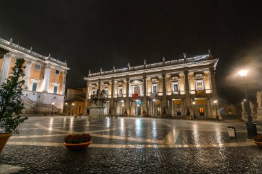 Capitoline Müzesi 'nin göz kamaştırıcı gece manzarası zarif mimarisini ve İtalya, Roma' daki güzel çevresini gözler önüne seriyor..