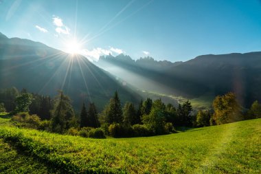 Güneş doğarken Alpler 'in nefes kesen manzarası görkemli dağları ve canlı yeşil alanları gözler önüne seriyor..