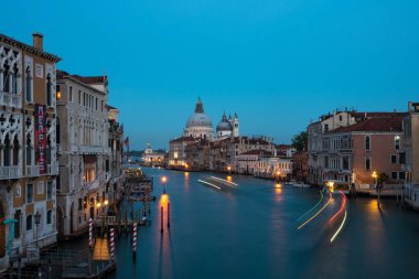 Venices Büyük Kanalı 'nın sakin güzelliğini gün batımında yaşayın. Tarihi mimari ve parıldayan suları sergileyin..
