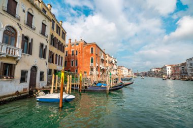 Venedik 'in nefes kesici kanallarını keşfedin, renkli binalar ve resimli tekneler sergilensin, seyahat için mükemmel..