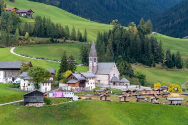 Büyüleyici evlerin arasında Emir Kilisesi 'nin ve Lago di Braies' deki yemyeşil çimenliklerin yer aldığı resimli bir alp manzarası yakalayın..