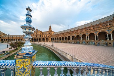 İspanya, Seville 'deki büyüleyici mimarisini ve sakin su yollarını gözler önüne seren Plaza de Espaa' nın büyüleyici manzarası..