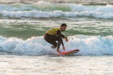 Peniche, Portekiz 'de gün batımında dalgalarda sörf yapan yetenekli bir sörfçü, resim gibi bir ortamda sörf yapmanın heyecanını gözler önüne seriyor..