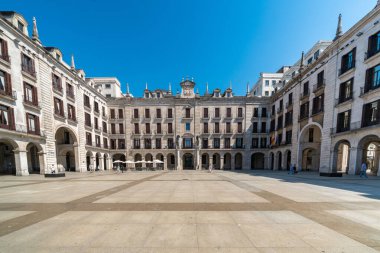 Santanders Plaza 'nın açık mavi gökyüzü altındaki canlı mimarisini keşfedin. Seyahat ve yaşam tarzı temaları için ideal.