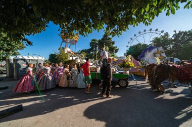 Valencia 'daki Çiçek Savaşı' nın canlı atmosferini renkli kostümler ve bu eşsiz geleneği kutlayan şamandıralarla yaşayın..
