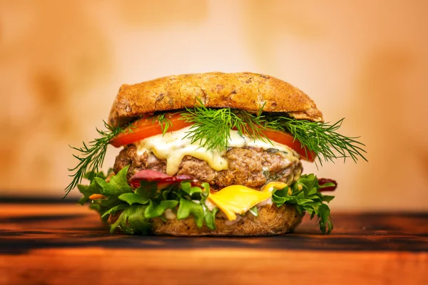 Verse zelfgemaakte Hamburger op oude houten leisteen bord. rustieke stijl. — Stockfoto