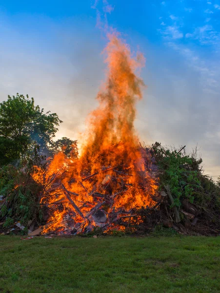 Φωτιά σε ένα στρατόπεδο στο φυσικό περιβάλλον — Φωτογραφία Αρχείου