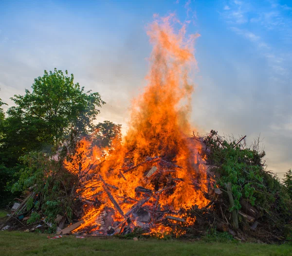 Api unggun di sebuah kamp di lingkungan alami — Stok Foto