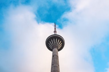 Tallinn, Estonya, televizyon iletim kule mavi gökyüzü karşı