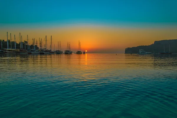 Bella alba su una baia in Turchia — Foto Stock
