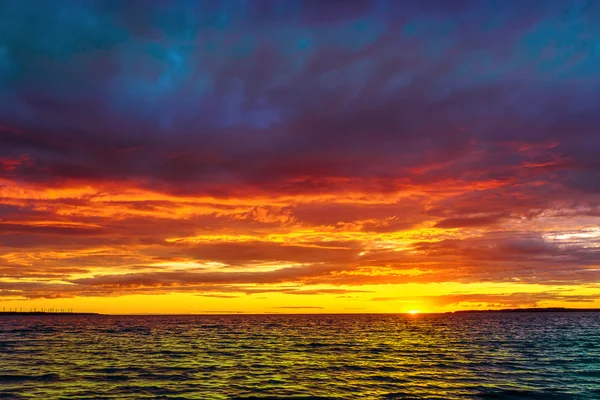 Beau coucher de soleil au-dessus de la mer — Photo