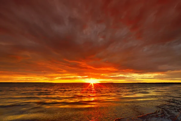 Bel tramonto sopra il mare — Foto Stock