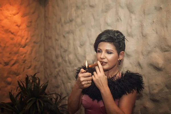 Mujer atractiva con un cigarro —  Fotos de Stock