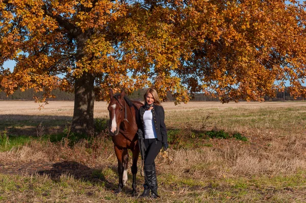 Vacker kvinna gå med hästen — Stockfoto