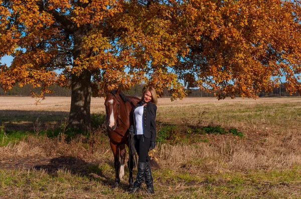 Vacker kvinna gå med hästen — Stockfoto