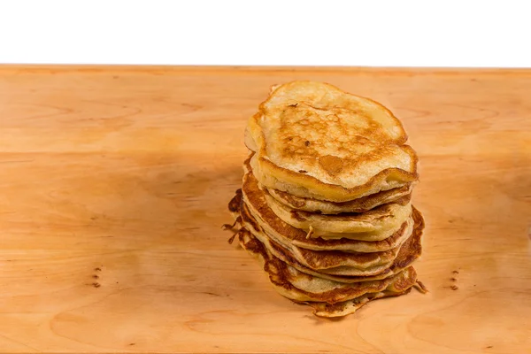 Deliziose frittelle su un tavolo di legno — Foto Stock