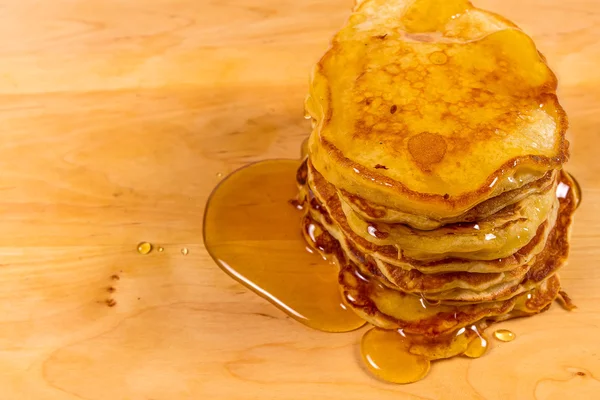 Deliziose frittelle su un tavolo di legno — Foto Stock