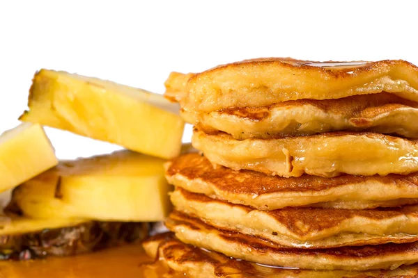 Deliziose frittelle su un tavolo di legno — Foto Stock