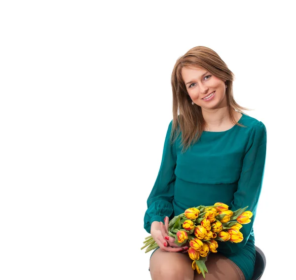 チューリップの花束と美しいブロンドの女性 — ストック写真