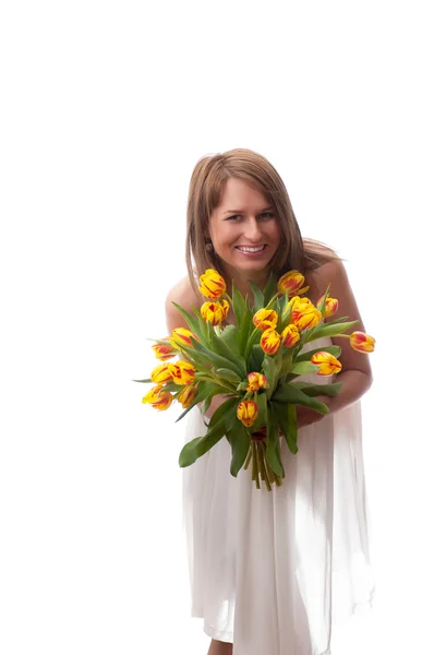 Mulher loira bonita com buquê de tulipas — Fotografia de Stock