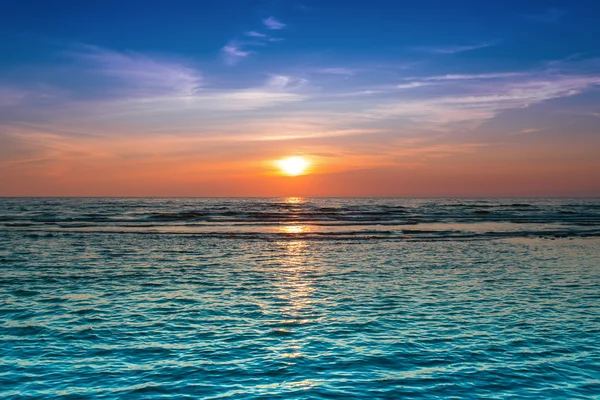 Un luminoso tramonto colorato al mare . — Foto Stock