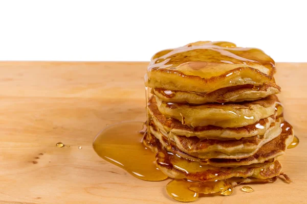 Deliziose frittelle su un tavolo di legno — Foto Stock