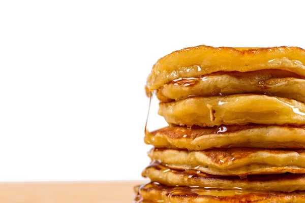 Deliziose frittelle su un tavolo di legno — Foto Stock