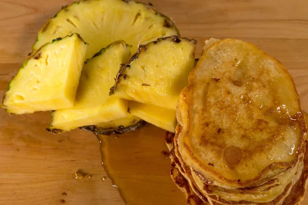 Deliziose frittelle su un tavolo di legno — Foto Stock