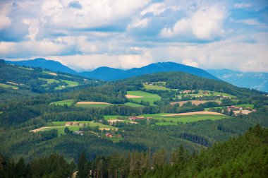Alp alanları ve köy manzara