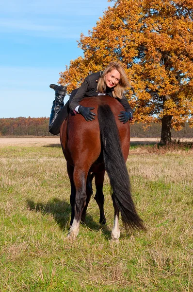 Bella donna a piedi con il cavallo — Foto Stock