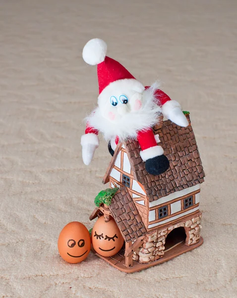 Grappige eieren, santa, huis — Stockfoto