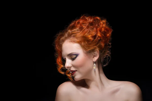 Červené vlasy dívku portrét nad černou — Stock fotografie