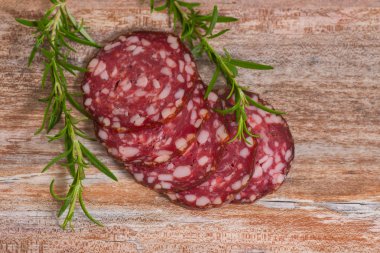 Salam dilimleri biber ve biberiye ile