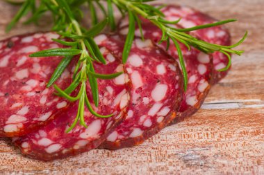 Salam dilimleri biber ve biberiye ile