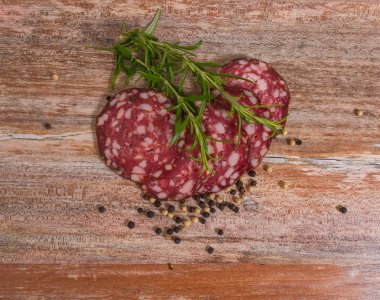 Salam dilimleri biber ve biberiye ile