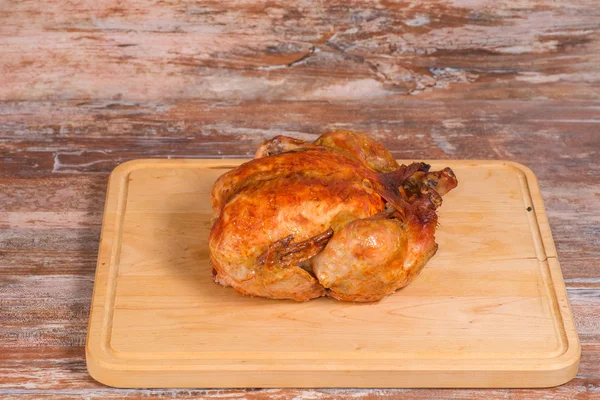Pörkölt csirke a fából készült háttér — Stock Fotó