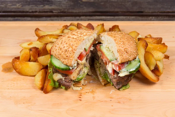 Hambúrguer fast food e batatas fritas — Fotografia de Stock