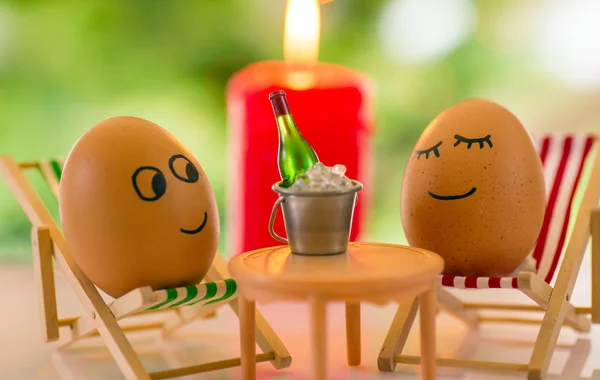 Ovos engraçados em uma cadeira de praia relaxante — Fotografia de Stock