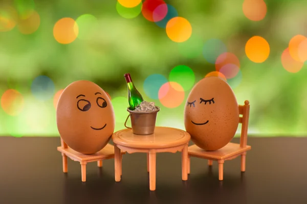 Huevos divertidos en una silla de playa relajante — Foto de Stock