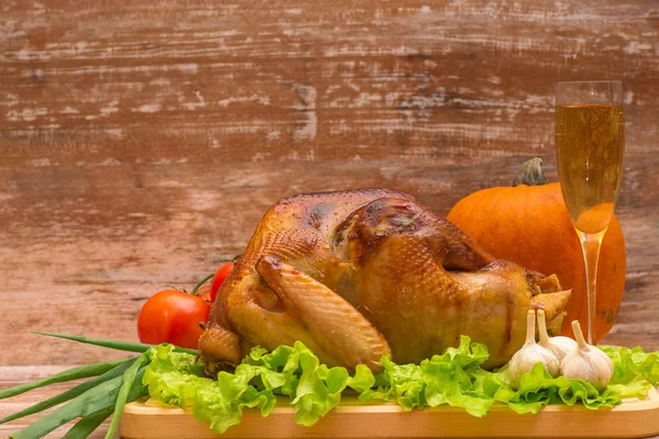 Pavo frito con verduras y copa de vino Imagen De Stock