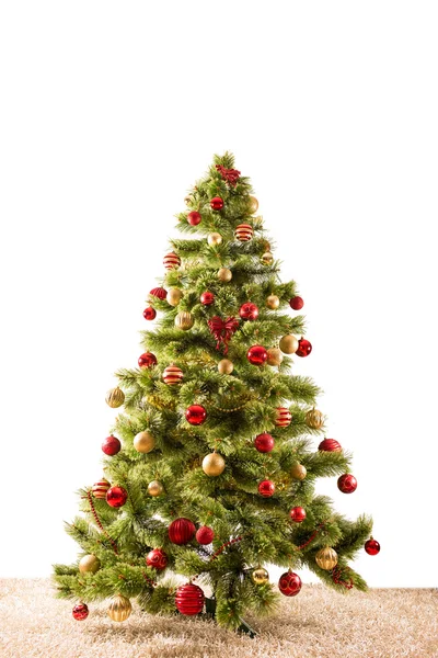 Geschmückter Weihnachtsbaum auf einem Teppich — Stockfoto