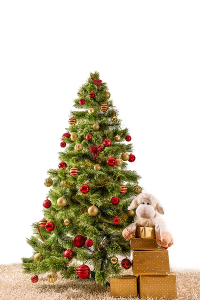 Árbol de Navidad decorado en una alfombra con regalos — Foto de Stock