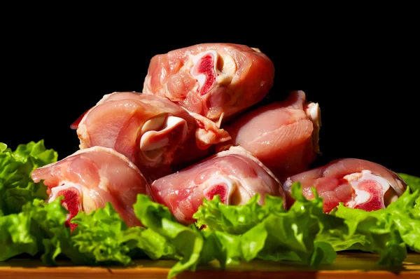 Cosce di pollo crude e insalata verde — Foto Stock