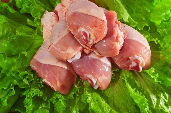生の鶏の足とグリーン サラダ — ストック写真