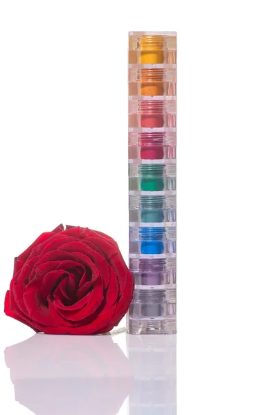 Jasné a barevné oční stíny zásobník s růží — Stock fotografie
