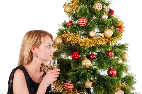Bela loira sorrindo mulher e árvore de Natal — Fotografia de Stock